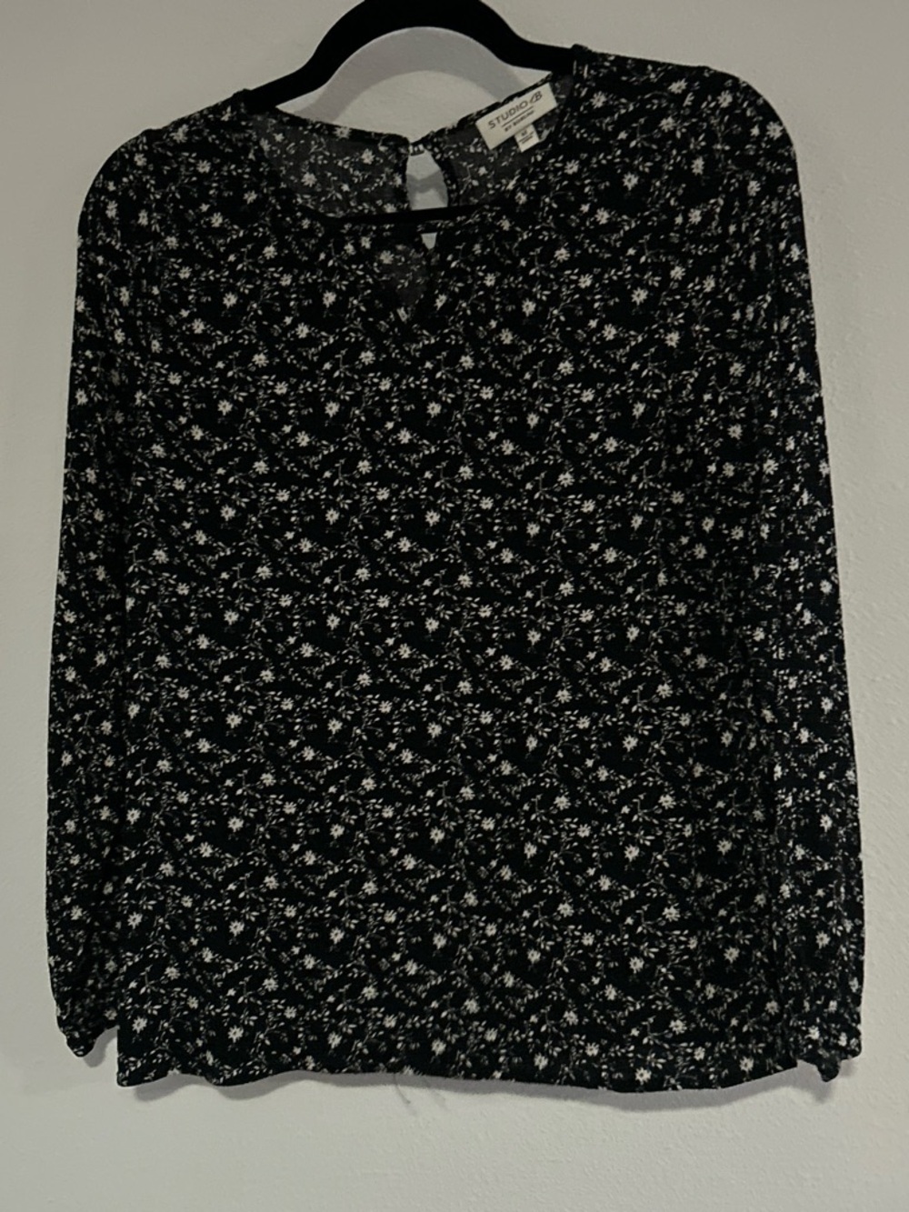 bobeau Black and White Floral Keyhole Blouse